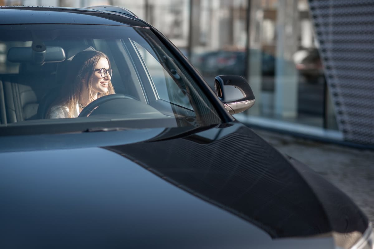 businesswoman driving a car 2023 11 27 05 24 17 utc(2)