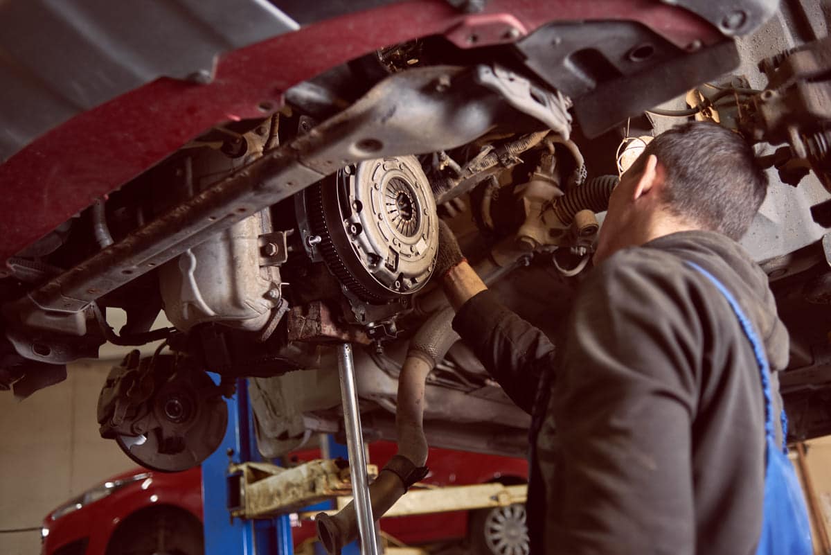 repair man fixing car in repair station 2023 11 27 05 36 38 utc(1)